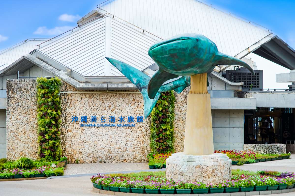 Churaumi Aquarium Entrance Statue & Sign