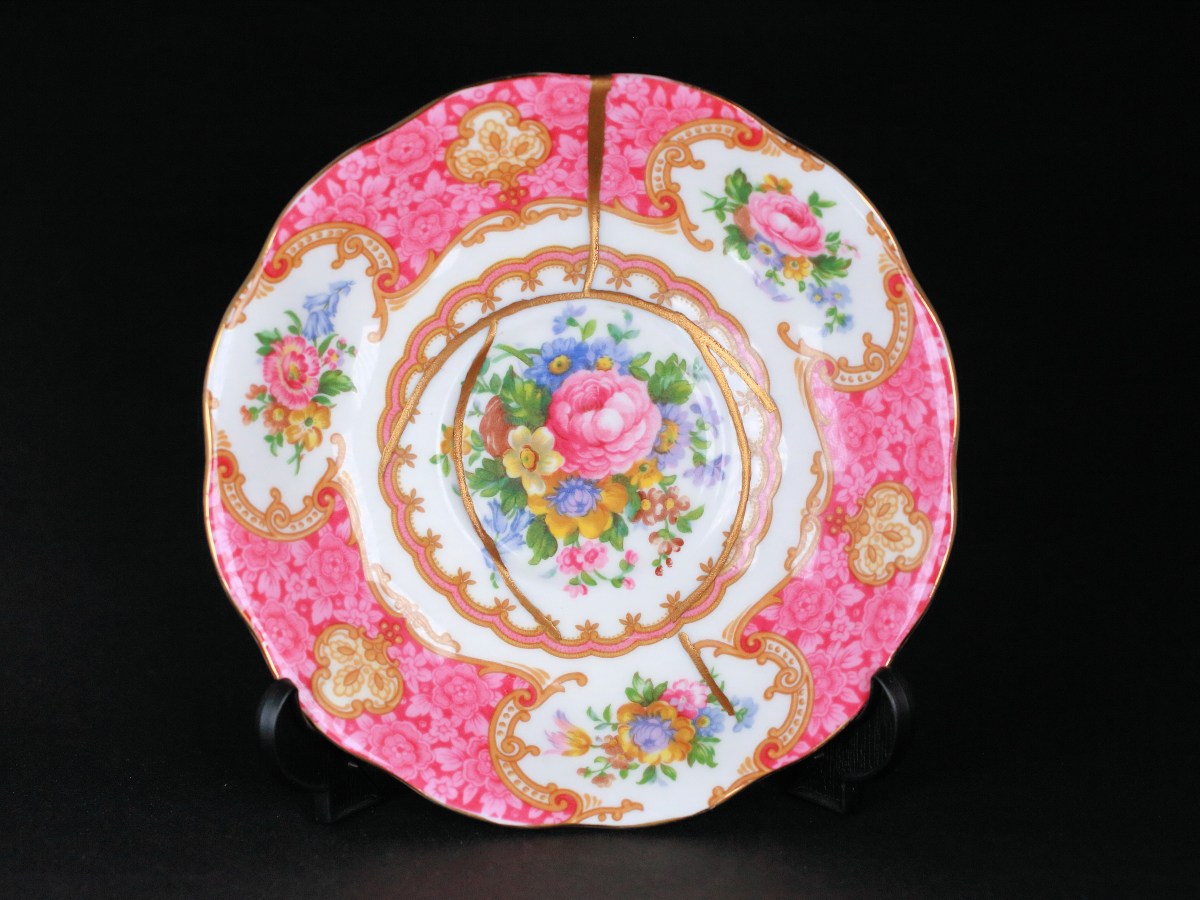 Plate with floral pattern and kintsugi