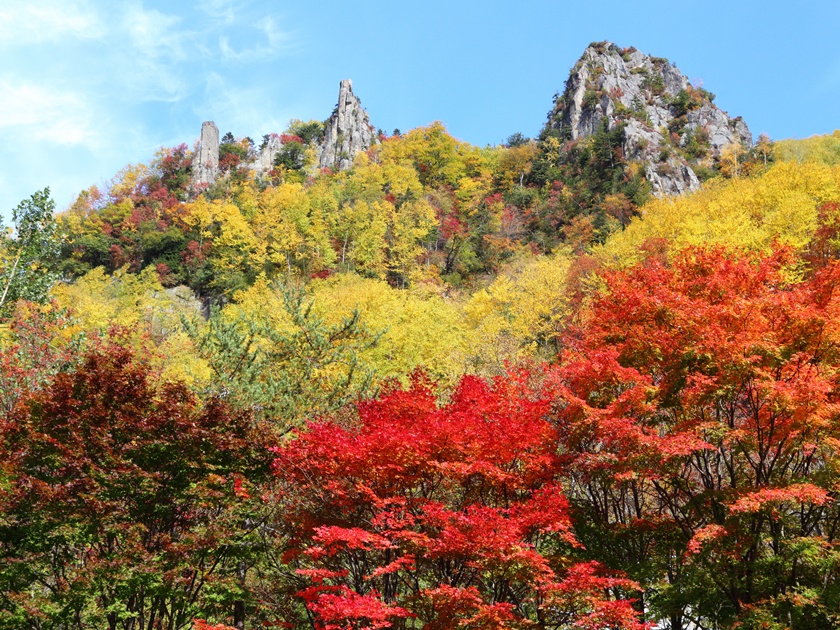 Japan_Hokkaido_Kamikawa_Sounkyo Gorge_Autumn_shutterstock_703135528