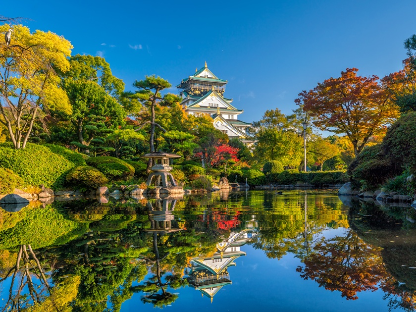 Japan_Osaka_Osaka castle_autumn_fall_shutterstock_754269988
