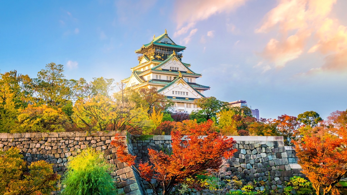 Japan_Osaka_Osaka castle_autumn_shutterstock_1247667445