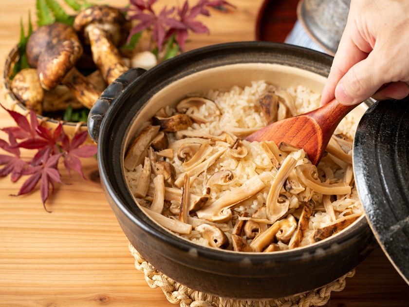 Japan_Autumn_Food_Matsutake Rice_pixta_68013283_M