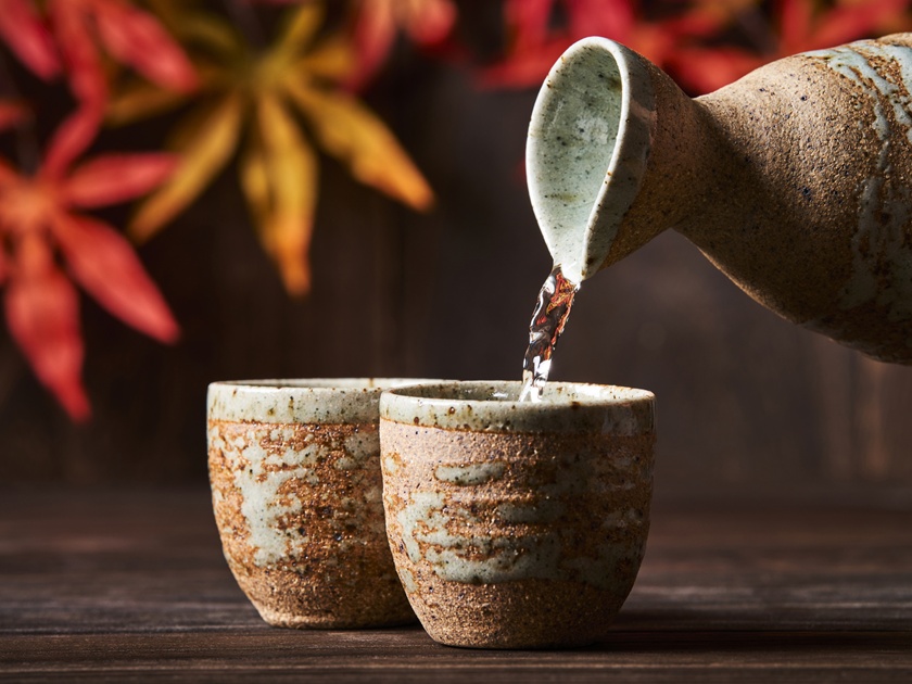 Japan_Autumn_Pouring Sake_pixta_91145196_M