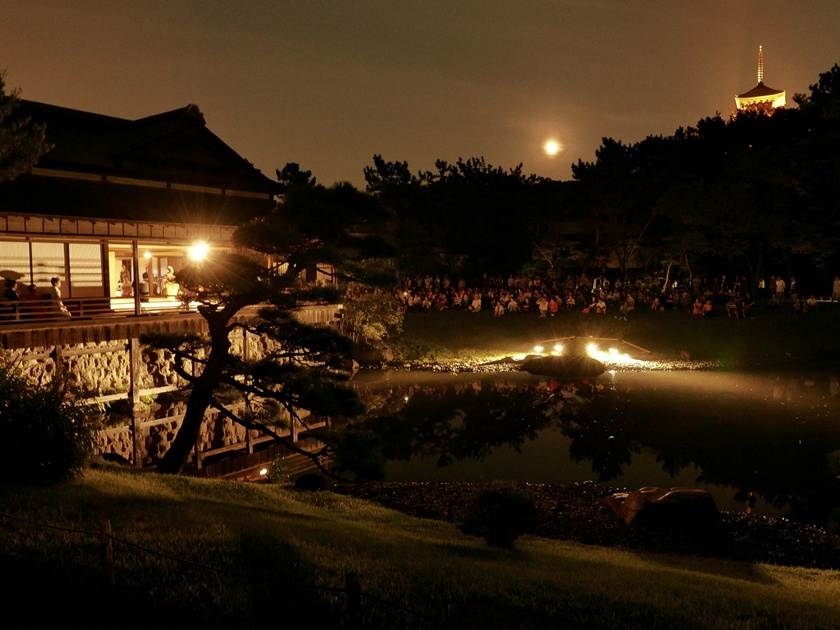 Japan_Autumn_Tsukimi_Moon Viewing_pixta_75007343_M