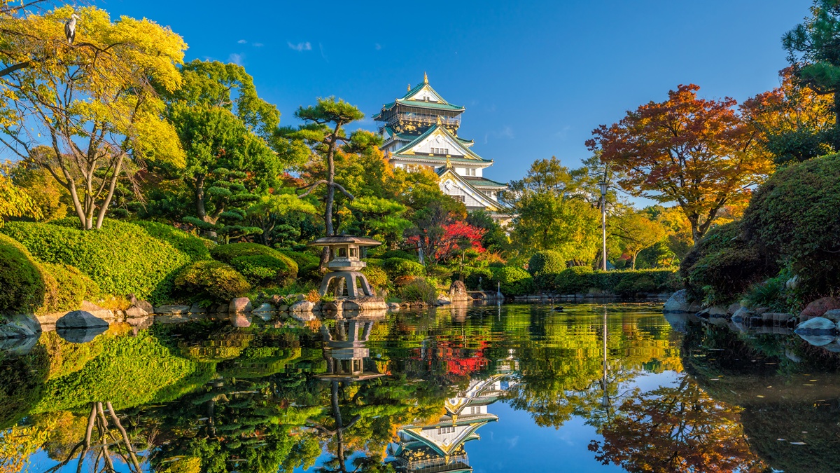 Japan_Osaka_Osaka castle_autumn_fall_shutterstock_754269988 (1)