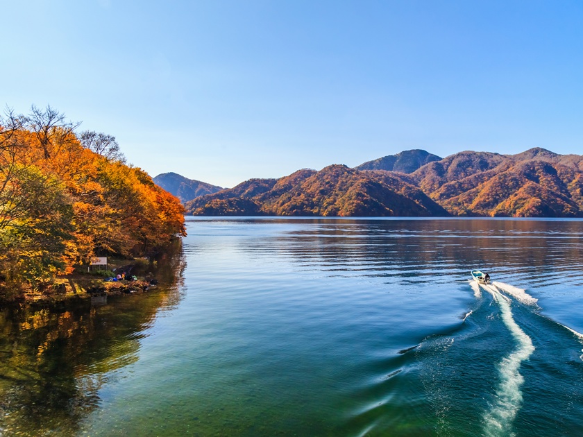 Japan_Tochigi_Nikko_Lake Chuzenji_Autumn_shutterstock_1060927595 (1)