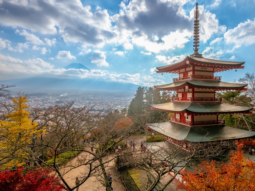 Japan_Yamanashi_Chureito Pagoda_Autumn_shutterstock_1230178609