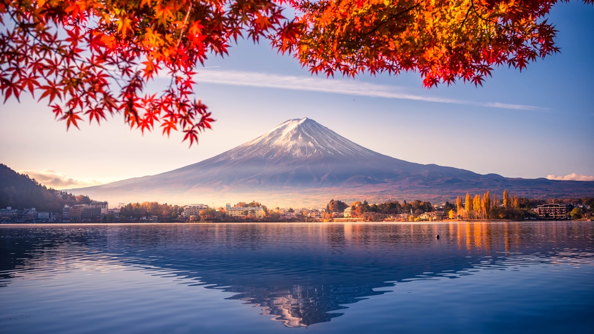 Japan_Yamanashi_Mt Fuji_Kawaguchiko_Autumn_Fall_shutterstock_760754539