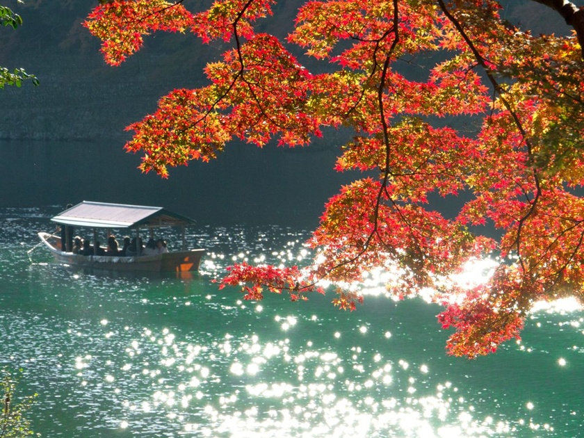 Kyoto Arashiyama Private Yakatabune: Elegant Boat Ride to Enjoy Seasonal Scenery