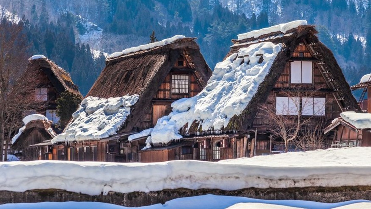 Gassho-zukuri houses standing quietly in the snow