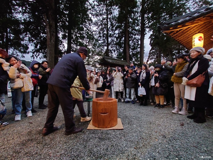Kayabuki no Sato Winter Lanterns (Yukitōrō): See Miyama’s Thatched Village Glow