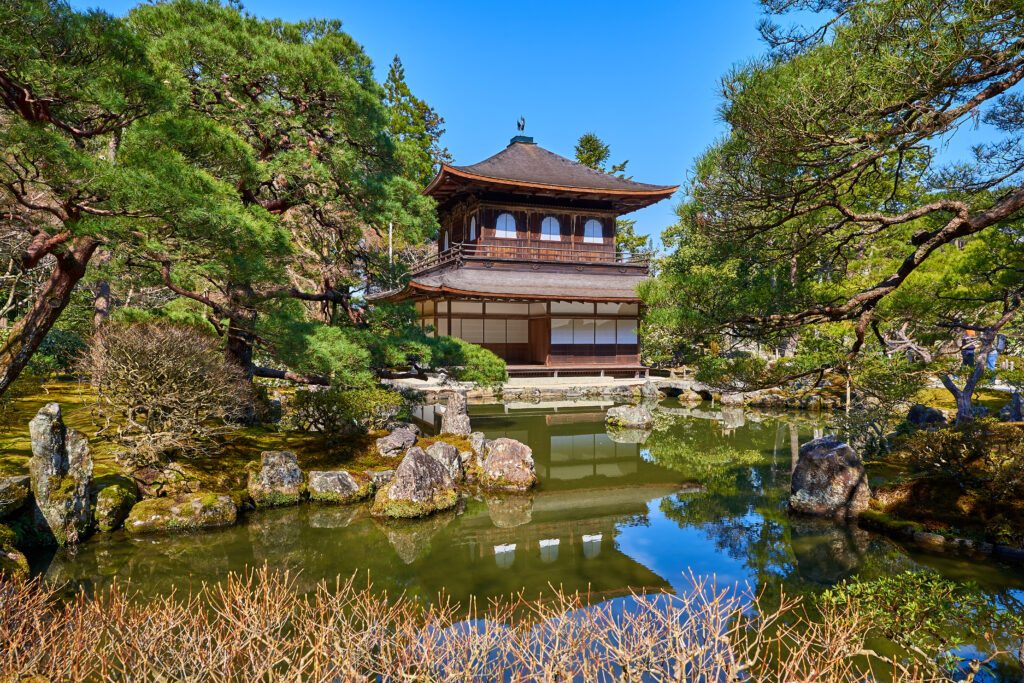 青い空と銀閣寺