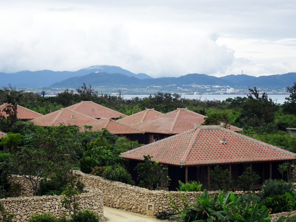 赤瓦屋根の沖縄の伝統建築
