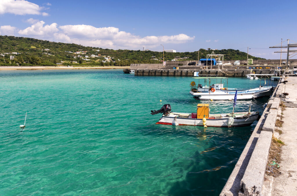 沖縄ならではのエメラルドグリーンの海と桟橋