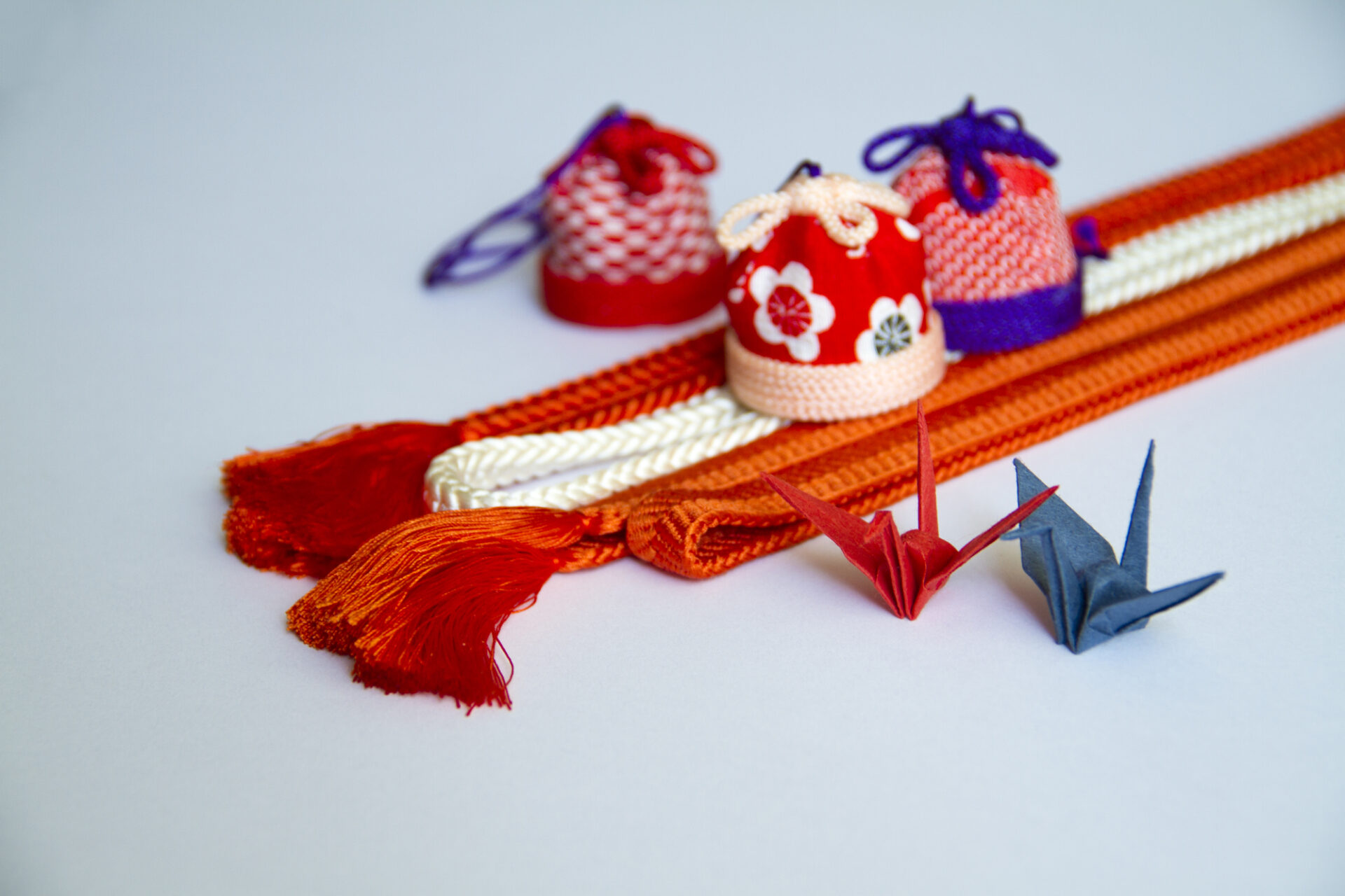 ちりめん細工の包みに入ったお香と折り鶴