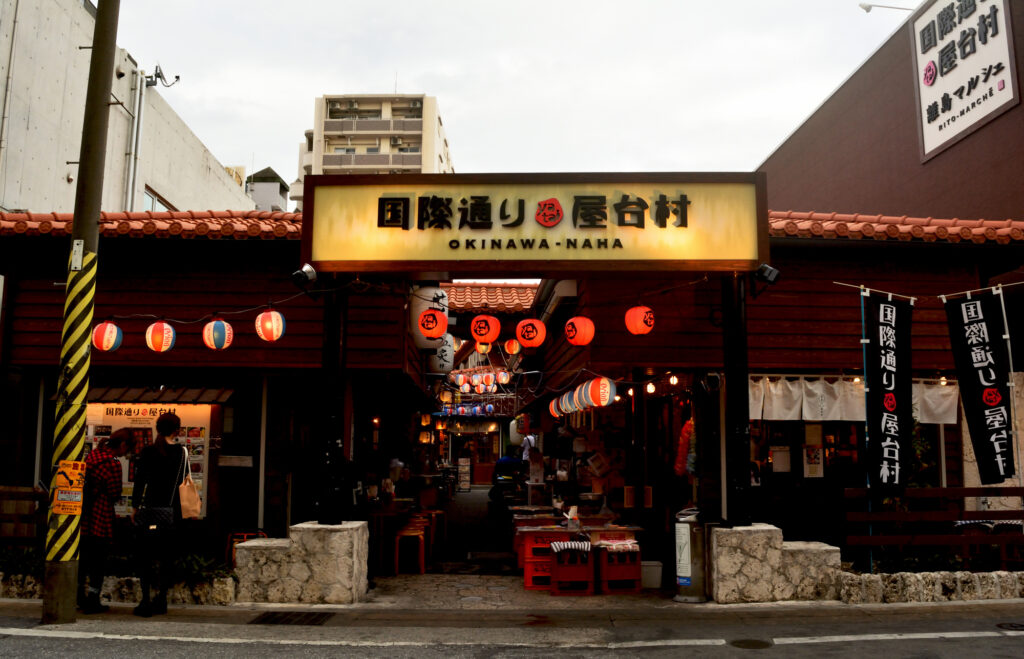 観光客が多く訪れるグルメスポット、国際通り屋台村の外観