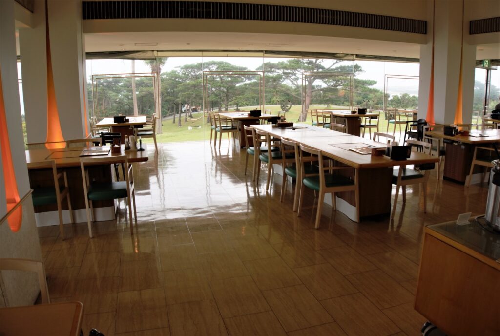 自然に恵まれた小浜島の食堂で美味しい料理を堪能する