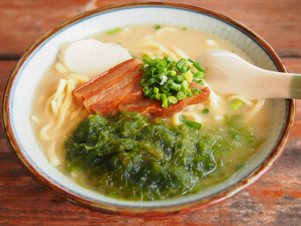 久米島名物のアーサ入り久米島そば