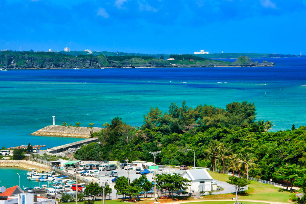 青い海と鮮やかな緑が美しい恩納村の風景