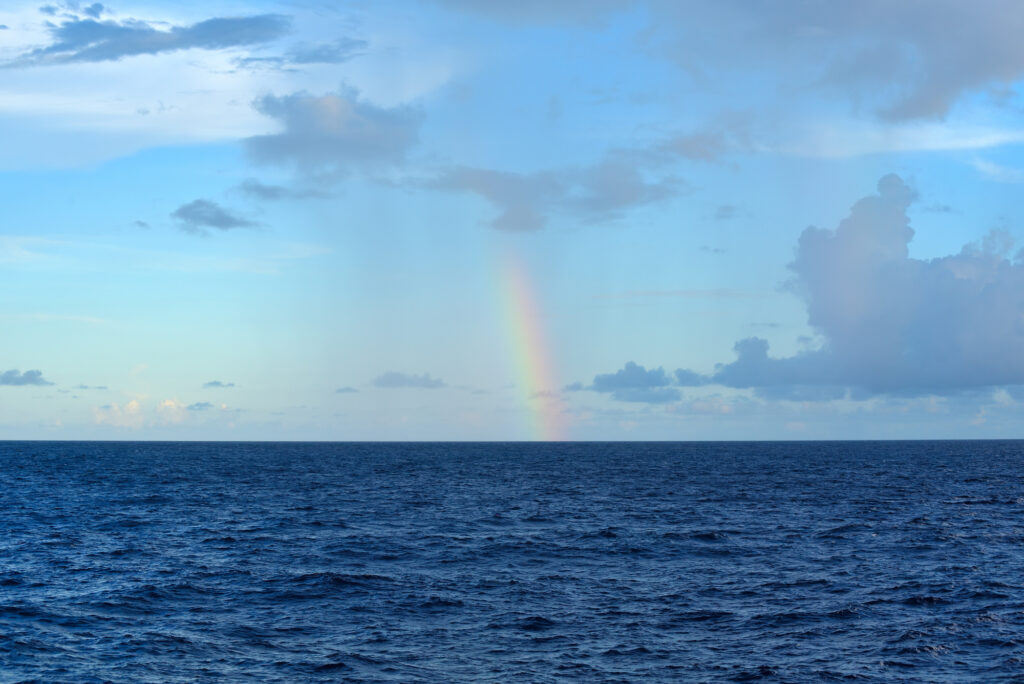 波照間島の海にかかる虹