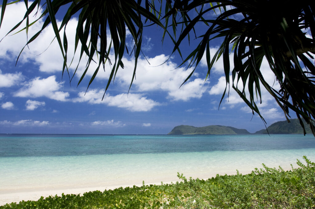 西表島の青い海と白い砂浜