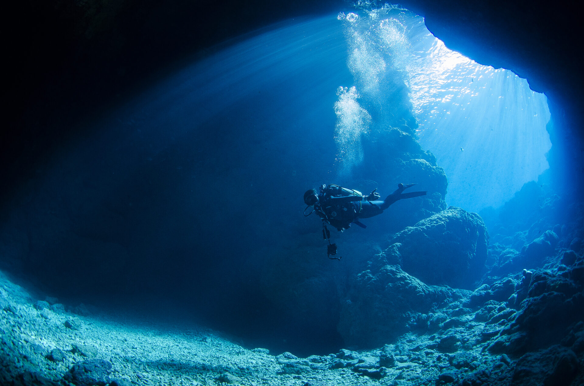 沖縄青の洞窟でダイビングする人