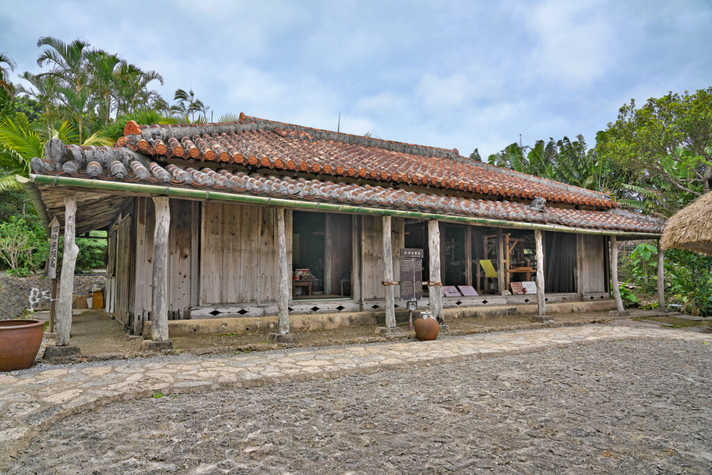 赤い瓦が特徴的な沖縄の家