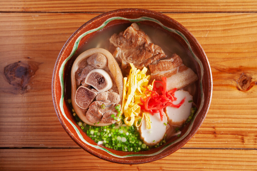 誰もが知っている沖縄の名物料理、沖縄そば