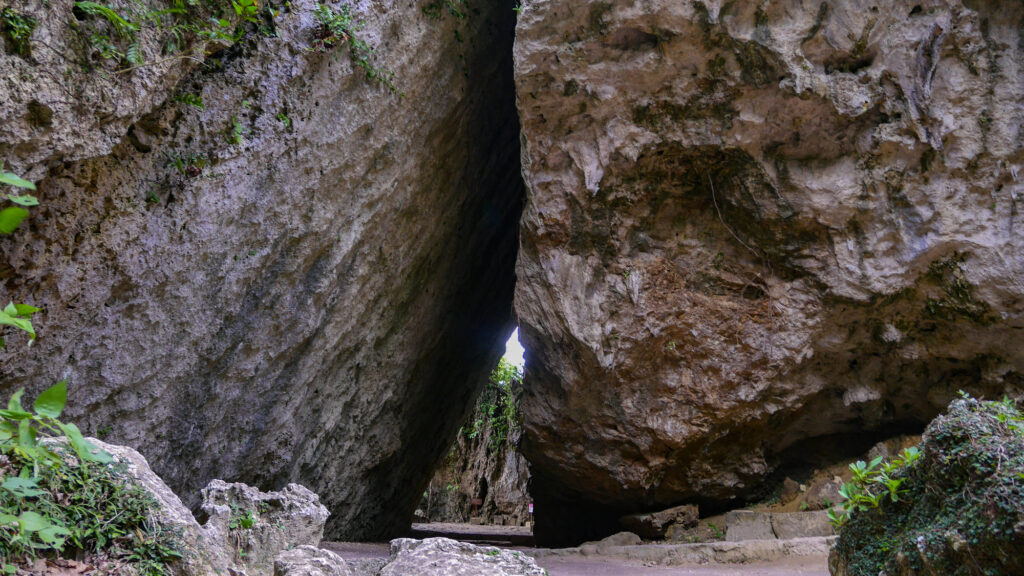 琉球王朝の聖地の一つ、斎場御獄