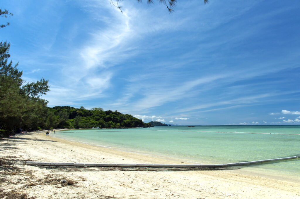 沖縄の美しいビーチと、透明度の高いエメラルドブルーの海