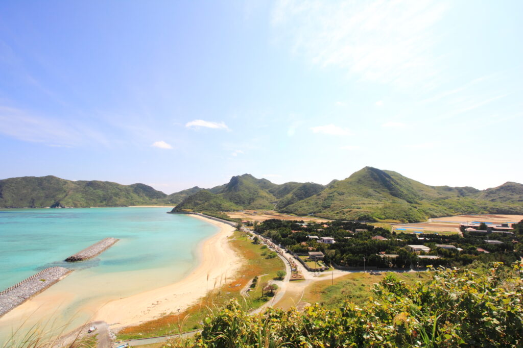 自然豊かな沖縄の風景、ビーチと山と海