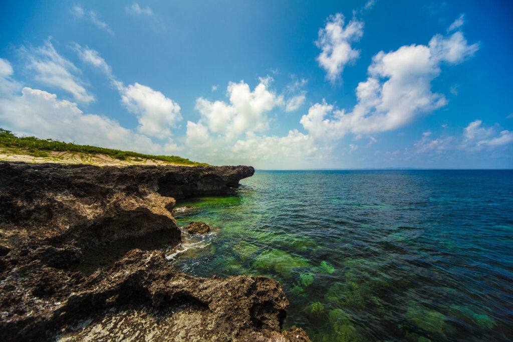 久高島の海岸は美しいスポットが多くありますが、立入禁止スポットもあるため事前確認が重要です。