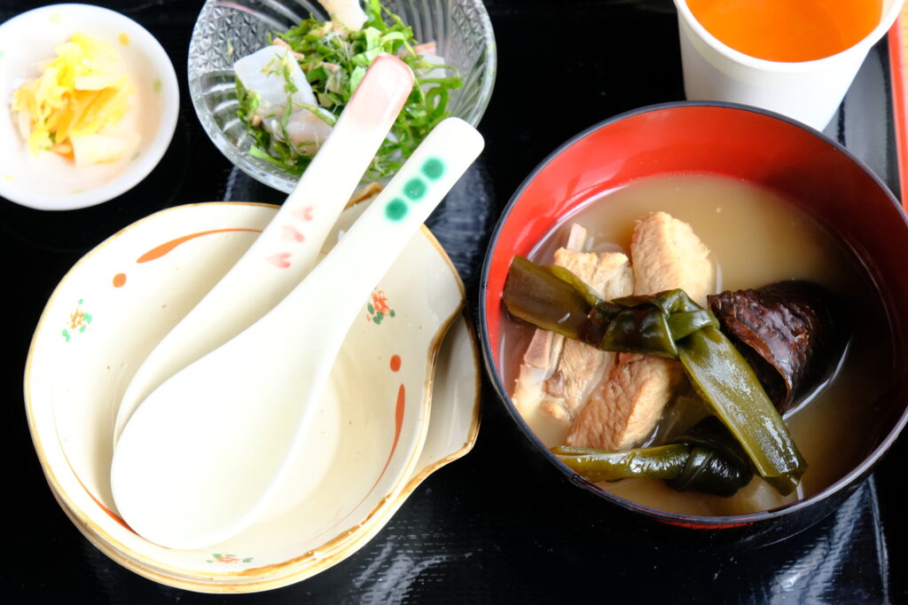 久高島名物、ウミヘビの燻製で作るイラブー汁