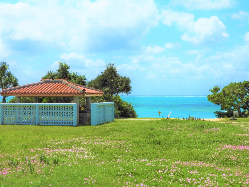 知る人ぞ知る読谷村は、透き通った海と自然の中でのんびり過ごせます