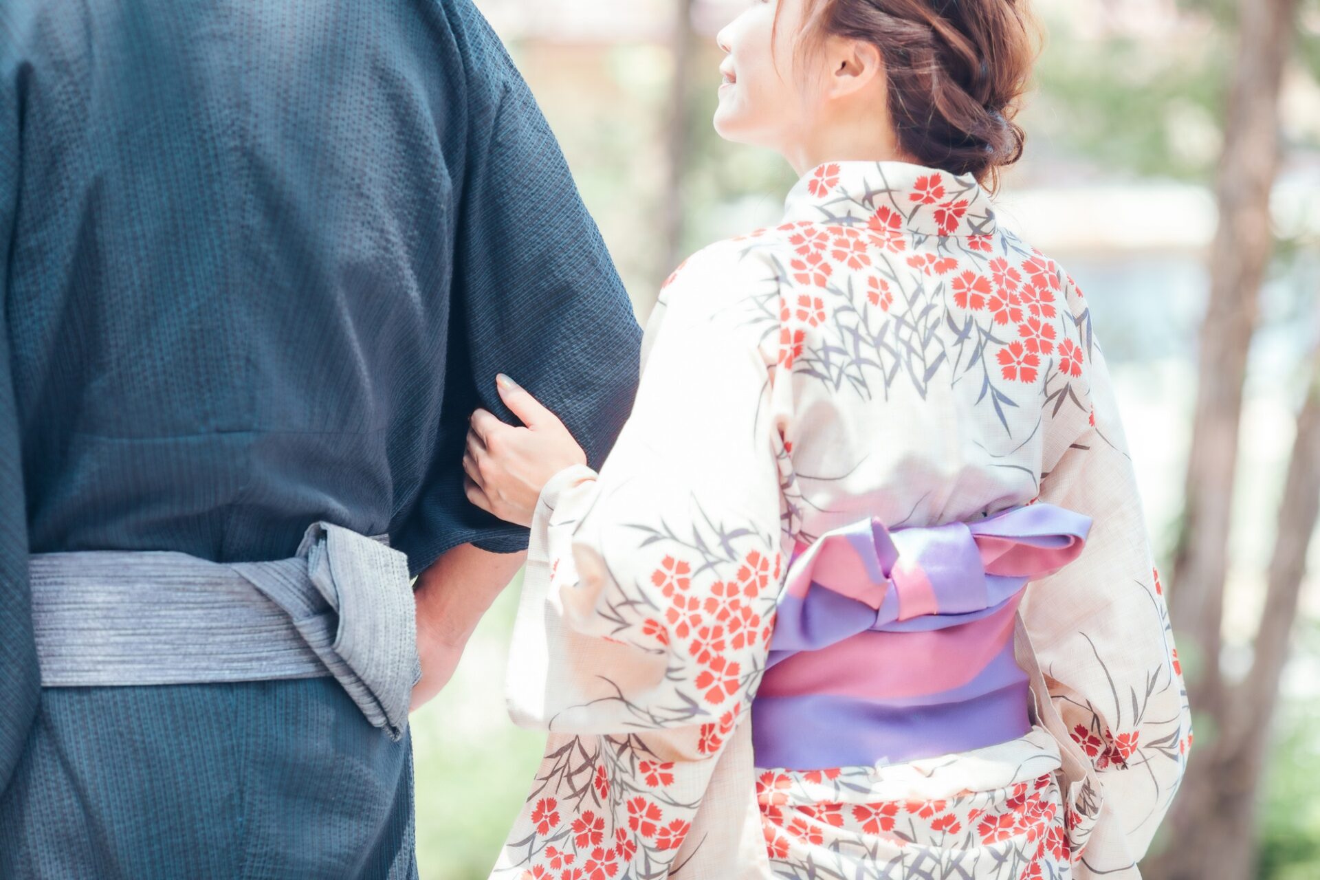 浴衣姿でデートするカップル