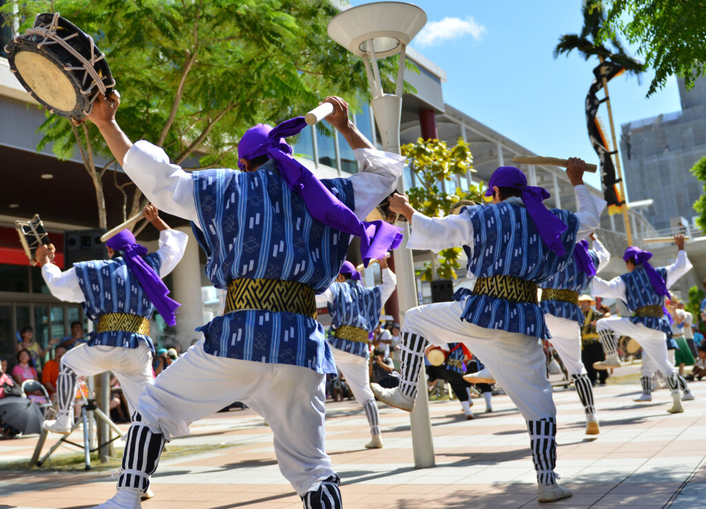 エイサーは、沖縄伝統の踊りです