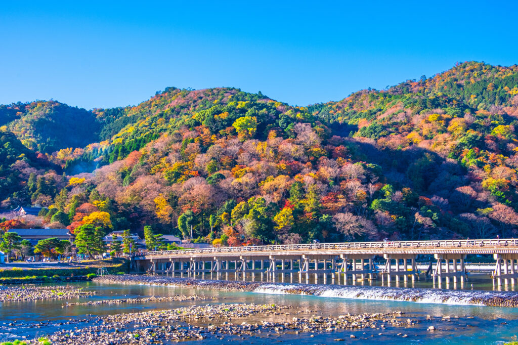 嵐山の美しい紅葉と渡月橋