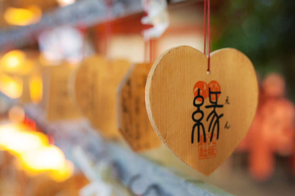 縁結びのハートの絵馬
