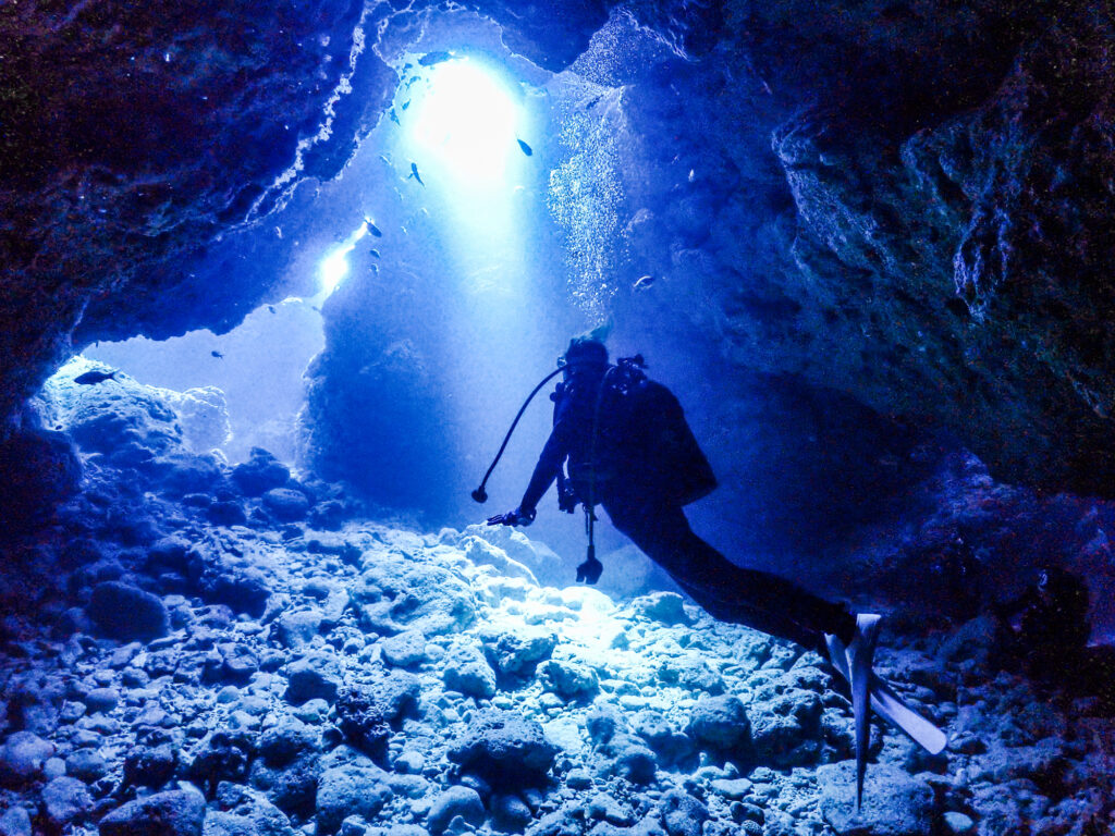 青の洞窟を泳ぐダイバー