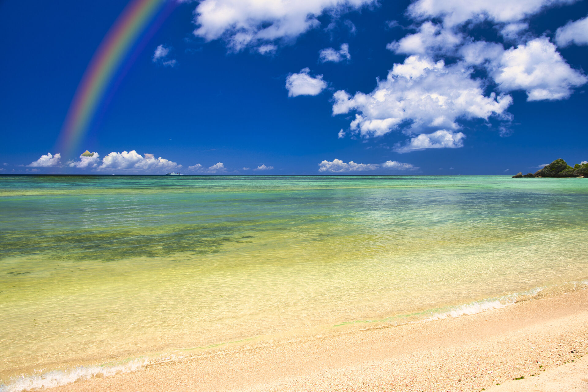 虹がかかる沖縄の海