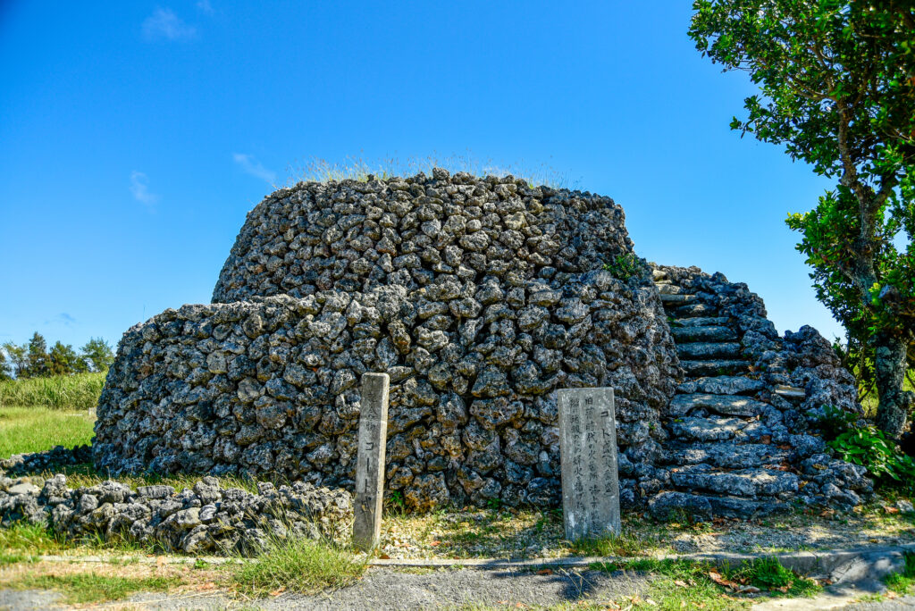 琉球石灰岩を積み上げて作られた国指定史跡、コート盛