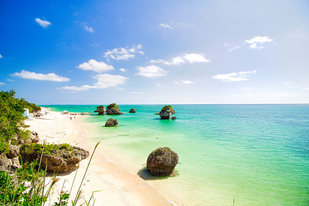 新原ビーチは２キロ以上続く白浜が人気です。