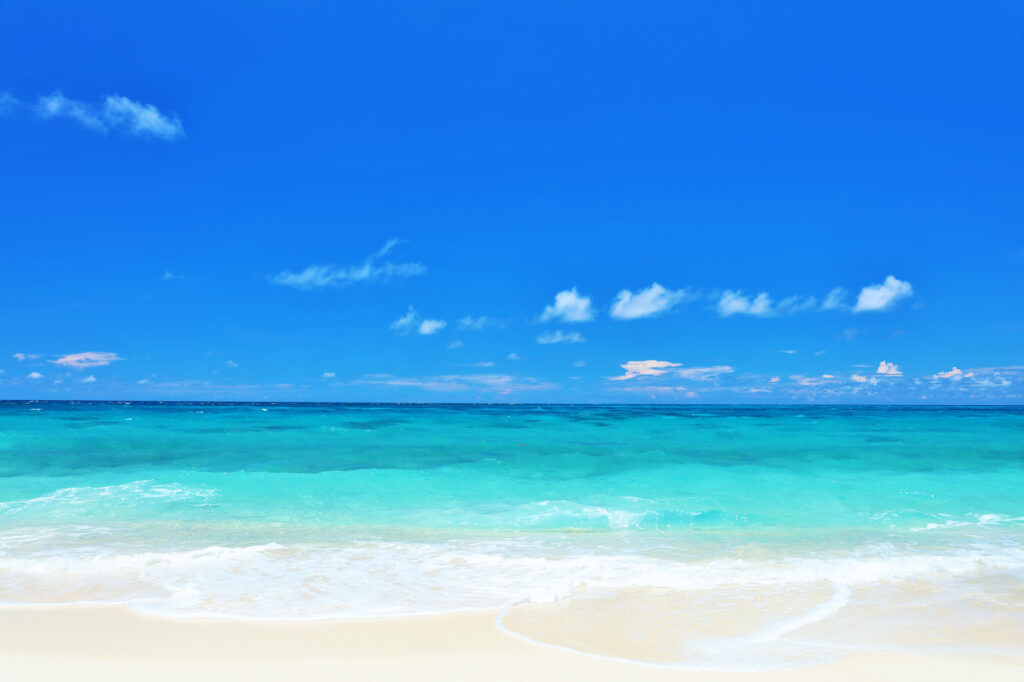 青い空と宮古島の浜辺