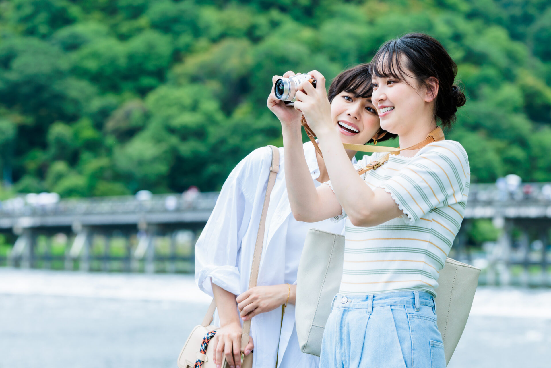 嵐山で写真を撮る女性