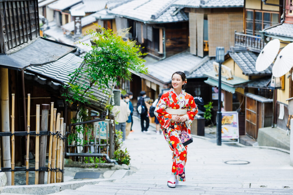 着物姿で京の街並みを歩く女性