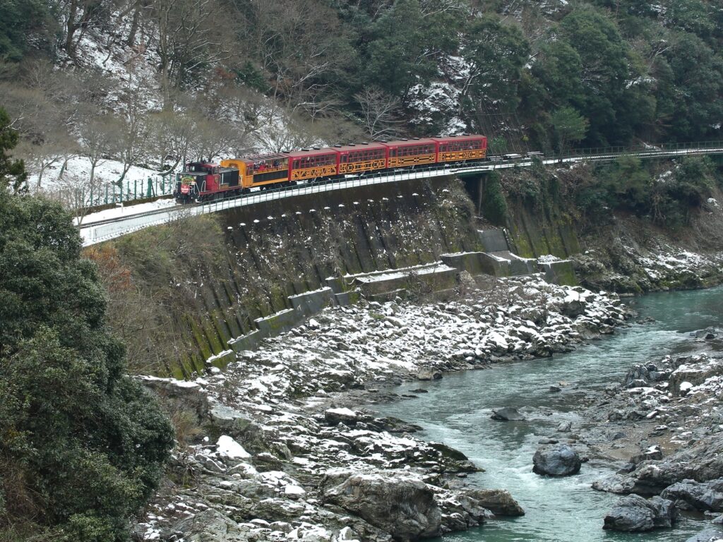 雪景色を楽しめる嵐山の嵯峨野トロッコ列車