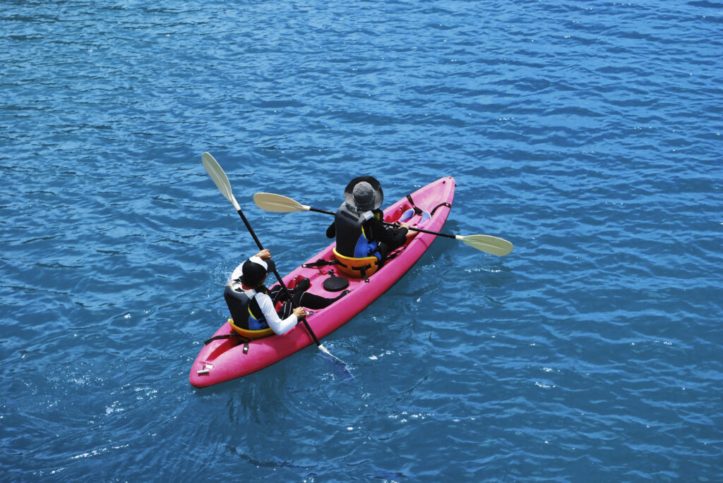 宮古島の海でカヤックを楽しむ人々