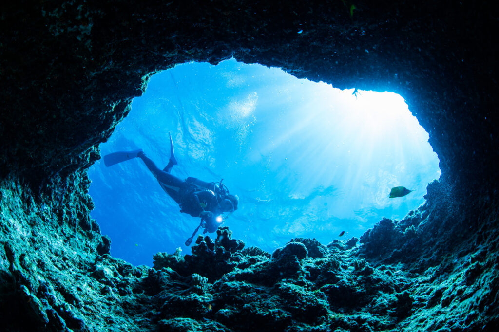 宮古島の美しい海でダイビングを楽しむ人