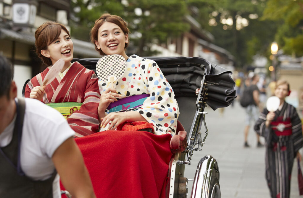 女性2人が人力車で京都を観光する