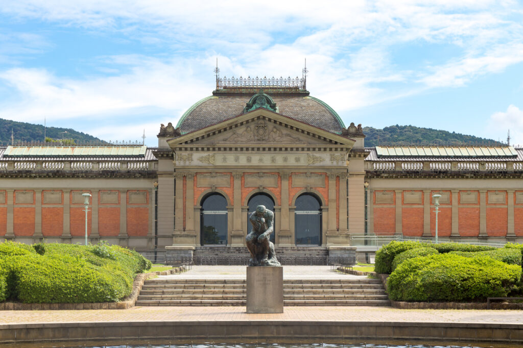 京都国立博物館と銅像